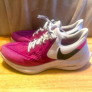 Nike Zoom size 10 hardly worn pink/white and black